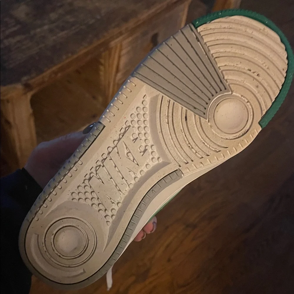 Nike  White and green Sneakers - Picture 5 of 6